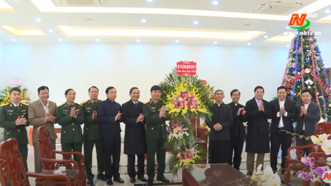 Bộ Tư lệnh Qu&acirc;n khu 3 thăm, tặng qu&agrave; Gi&aacute;m mục Ph&aacute;t Diệm