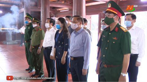 C&aacute;c đồng ch&iacute; l&atilde;nh đạo tỉnh d&acirc;ng hương tưởng niệm Chủ tịch Hồ Ch&iacute; Minh v&agrave; c&aacute;c Anh h&ugrave;ng liệt sỹ