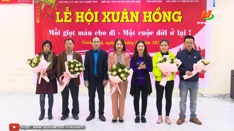 C&ocirc;ng nh&acirc;n tham gia hiến m&aacute;u t&igrave;nh nguyện