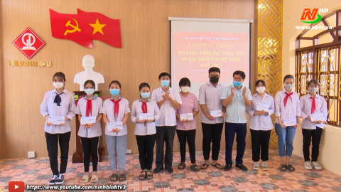 Học bổng c&ugrave;ng em vượt kh&oacute; đến trường.