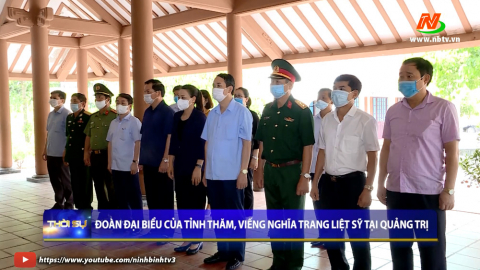 Đo&agrave;n Đại biểu của tỉnh thăm, viếng nghĩa trang liệt sĩ tại Quảng Trị.