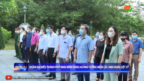 Đo&agrave;n đại biểu Th&agrave;nh phố Ninh B&igrave;nh d&acirc;ng hương tưởng niệm c&aacute;c Anh h&ugrave;ng liệt sỹ