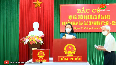 Đồng ch&iacute; B&iacute; thư Tỉnh ủy bỏ phiếu v&agrave; kiểm tra c&ocirc;ng t&aacute;c bầu cử