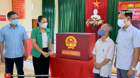 Đồng ch&iacute; B&iacute; thư Tỉnh ủy kiểm tra c&ocirc;ng t&aacute;c bầu cử tại Y&ecirc;n Kh&aacute;nh, Kim Sơn