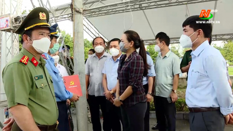 Đồng ch&iacute; B&iacute; thư tỉnh ủy kiểm tra c&ocirc;ng t&aacute;c ph&ograve;ng, chống dịch COVID-19
