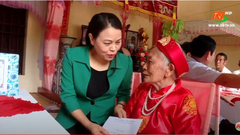 Đồng ch&iacute; B&iacute; thư Tỉnh ủy Nguyễn Thị Thu H&agrave; tặng qu&agrave; người cao tuổi tại huyện Hoa Lư.