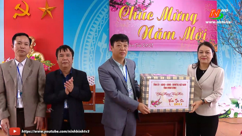 Đồng ch&iacute; B&iacute; thư Tỉnh ủy tặng qu&agrave; tết tại huyện Y&ecirc;n M&ocirc;
