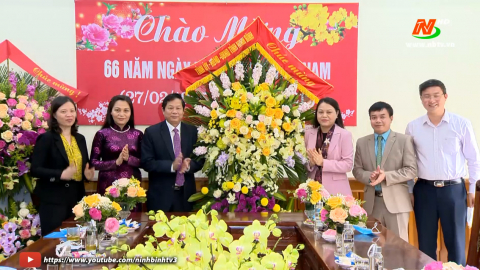 Đồng ch&iacute; B&iacute; thư Tỉnh ủy thăm, ch&uacute;c mừng nh&acirc;n ng&agrave;y Thầy thuốc Việt Nam