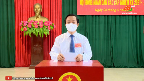 Đồng ch&iacute; Chủ tịch UBND tỉnh bỏ phiếu v&agrave; kiểm tra c&ocirc;ng t&aacute;c bầu cử