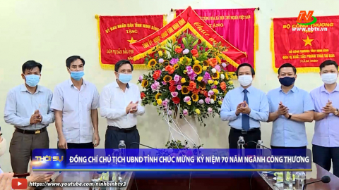 Đồng ch&iacute; Chủ tịch UBND tỉnh ch&uacute;c mừng kỷ niệm 70 năm ng&agrave;nh C&ocirc;ng thương.