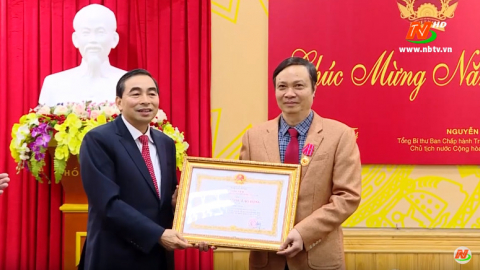 Đồng ch&iacute; Đinh Văn Điến, Chủ tịch UBND tỉnh ch&uacute;c tết Đ&agrave;i Ph&aacute;t thanh v&agrave; Truyền h&igrave;nh Ninh B&igrave;nh