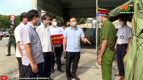 Đồng ch&iacute; Nguyễn Cao Sơn - Ph&oacute; Chủ tịch UBND tỉnh kiểm tra c&aacute;c chốt kiểm so&aacute;t li&ecirc;n ng&agrave;nh ở Hoa Lư.