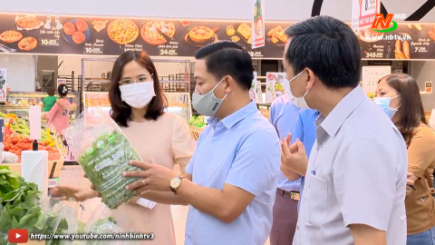 Đồng ch&iacute; Nguyễn Cao Sơn - Ph&oacute; Chủ tịch UBND tỉnh kiểm tra t&igrave;nh h&igrave;nh dự trữ, cung ứng h&agrave;ng h&oacute;a.