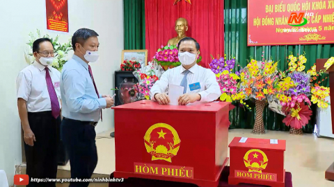 Đồng ch&iacute; Ph&oacute; B&iacute; thư Thường trực Tỉnh uỷ bỏ phiếu v&agrave; kiểm tra c&ocirc;ng t&aacute;c bầu cử