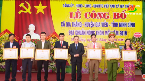 Gia Thắng đ&oacute;n Bằng c&ocirc;ng nhận x&atilde; đạt chuẩn n&ocirc;ng th&ocirc;n mới