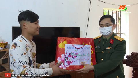 Huyện kim Sơn thăm, tặng qu&agrave; thanh ni&ecirc;n l&ecirc;n đường nhập ngũ