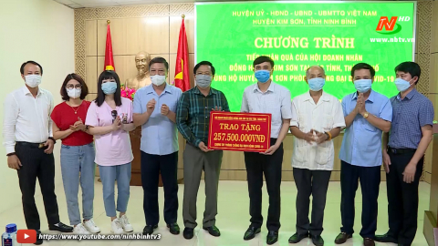 Kim Sơn tiếp nhận qu&agrave; ph&ograve;ng chống Covid-19 của hội doanh nh&acirc;n đồng hương