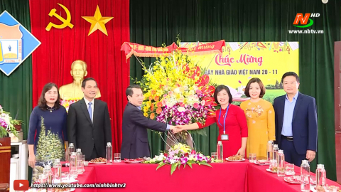 L&atilde;nh đạo tỉnh ch&uacute;c mừng ng&agrave;y Nh&agrave; gi&aacute;o Việt Nam tại Kim Sơn