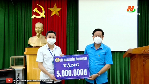 LĐLĐ tỉnh tặng qu&agrave;, động vi&ecirc;n ph&ograve;ng, chống dịch Covid-19