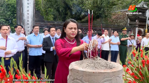 Lễ d&acirc;ng hương tại Khu di t&iacute;ch Quốc gia đặc biệt Cố đ&ocirc; Hoa Lư