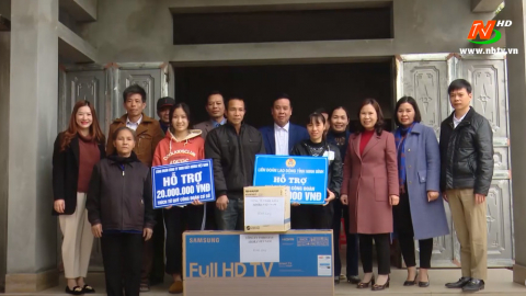 Li&ecirc;n đo&agrave;n lao động tỉnh trao tiền hỗ trợ nh&agrave; "M&aacute;i ấm c&ocirc;ng đo&agrave;n"