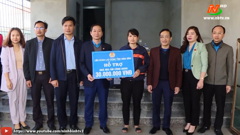 Li&ecirc;n đo&agrave;n lao động tỉnh trao tiền hỗ trợ x&acirc;y dựng m&aacute;i ấm c&ocirc;ng đo&agrave;n