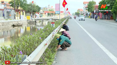 Phụ nữ Kim Sơn ra qu&acirc;n vệ sinh m&ocirc;i trường