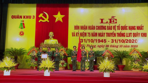 Qu&acirc;n khu 3 đ&oacute;n nhận Hu&acirc;n chương Bảo vệ Tổ quốc hạng Nhất