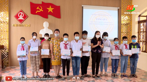 ​​​​Tặng qu&agrave; v&agrave; trao học bổng cho học sinh c&oacute; ho&agrave;n cảnh kh&oacute; khăn