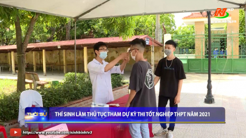 ​​​Th&iacute; sinh l&agrave;m thủ tục tham dự kỳ thi tốt nghiệp THPT 2021
