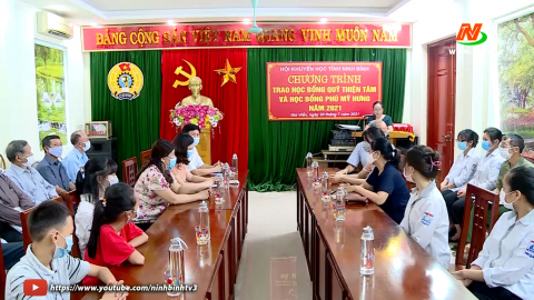 Trao học bổng cho học sinh ngh&egrave;o