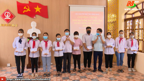 Trao học bổng cho học sinh ngh&egrave;o vượt kh&oacute;.