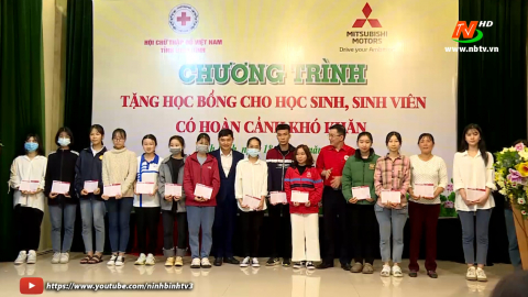Trao học bổng tặng học sinh, sinh vi&ecirc;n ngh&egrave;o vượt kh&oacute;
