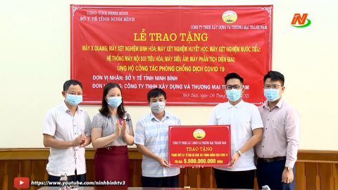 Trao tặng trang thiết bị, vật tư y tế ủng hộ ph&ograve;ng chống dịch Covid - 19
