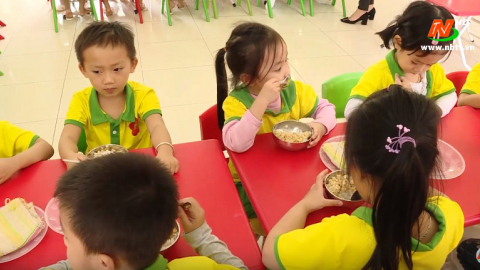 Đảm bảo dinh dưỡng cho trẻ trong trường mầm non