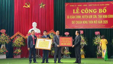 Xu&acirc;n Ch&iacute;nh đ&oacute;n bằng c&ocirc;ng nhận x&atilde; đạt chuẩn n&ocirc;ng th&ocirc;n mới